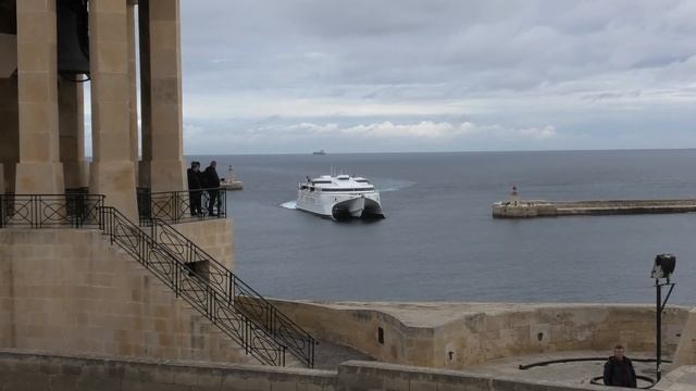 A trimaran ferry into the Grand harbour at Valletta in Malta смотреть онлайн