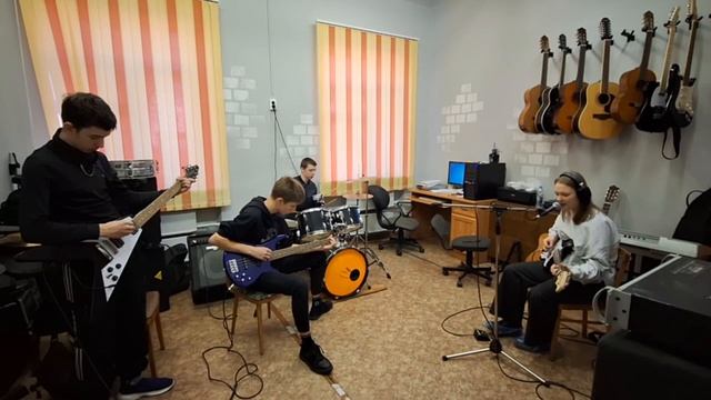 ВИА "Армагеддон" кавер версия песни "Бог устал нас любить" группы Сплин смотреть онлайн