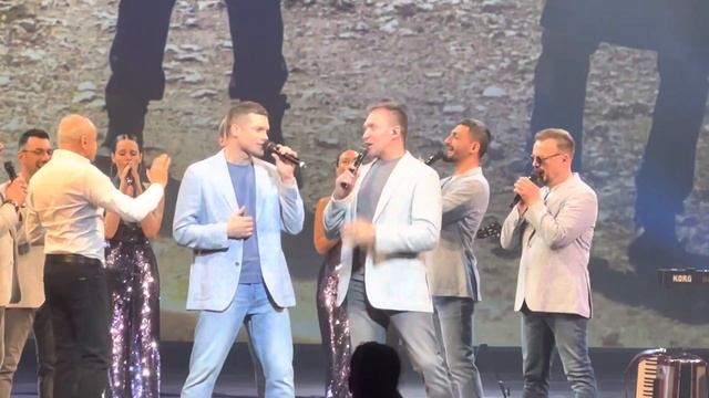 Хор Турецкого, Льется музыка