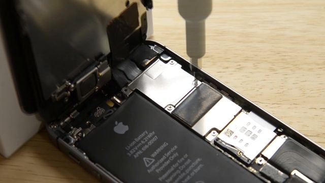 How To: Replace the Display Assembly on your iPhone SE смотреть онлайн
