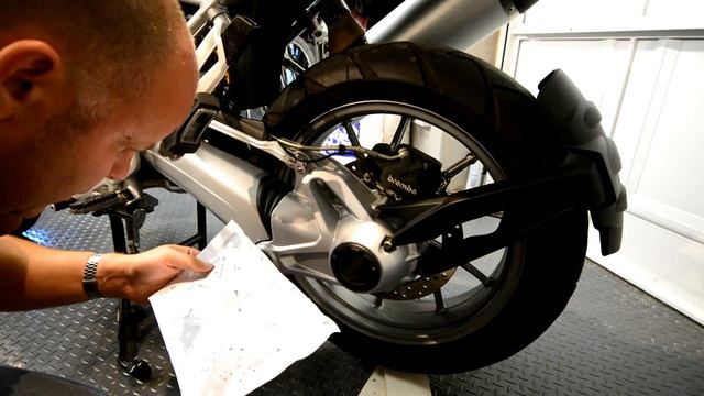 BMW R1200GS - Fitting a Wunderlich hugger смотреть онлайн