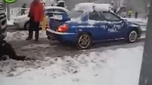 Subaru вытаскивает фуру