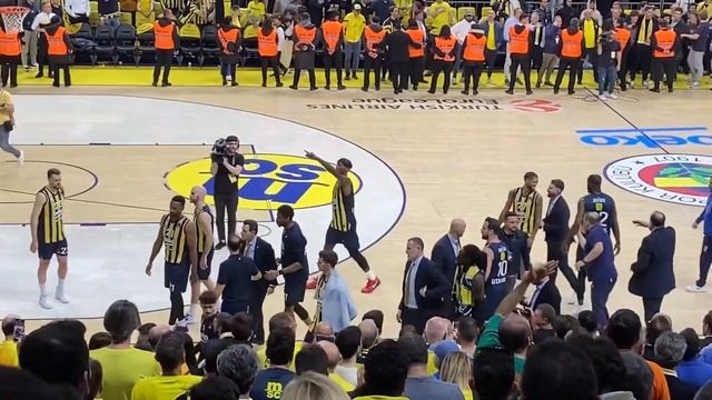 Maç sonu sinirlenen Will Clyburn, Fenerbahçe benchine yürüyor смотреть онлайн
