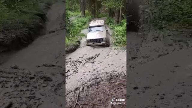 Jeep Cherokee XJ in Mud Hole смотреть онлайн