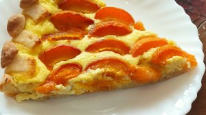 Открытый пирог с творогом и абрикосами.