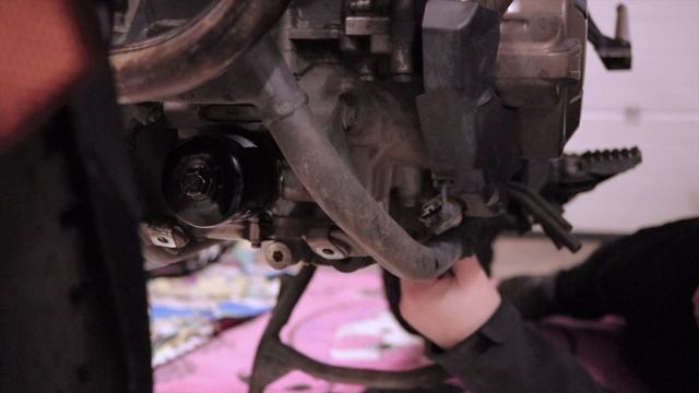 Замена масла на Honda CRF1000L DCT, Africa Twin, 2017 года (SD06) смотреть онлайн