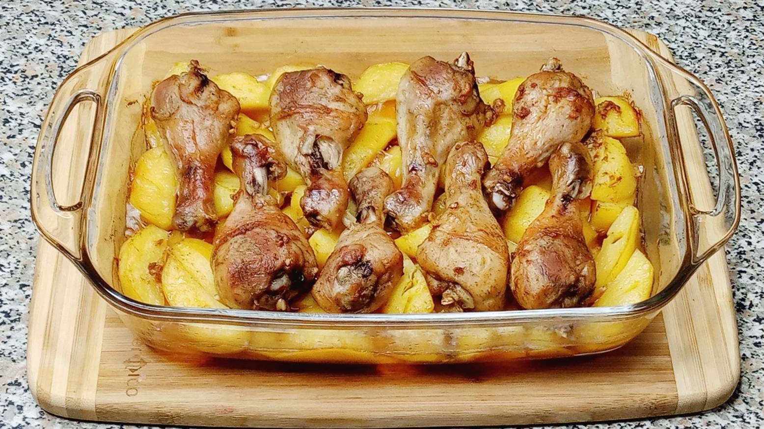 Куриные голени с картофелем запечённые в духовке / Вкусный рецепт курицы с картошкой в духовке смотреть онлайн