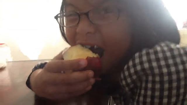 Girl eating apple смотреть онлайн