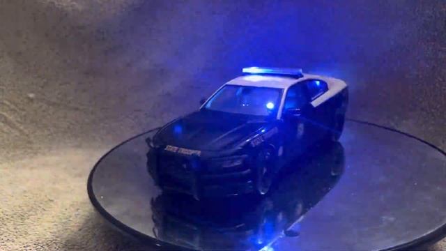 1/24 scale FHP Dodge Charger diecast police unit with working lights and siren смотреть онлайн