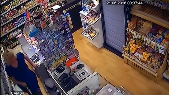 Dumm gelaufen: Verkäuferin zwingt mit einer Bierflasche den Räuber zur Flucht смотреть онлайн
