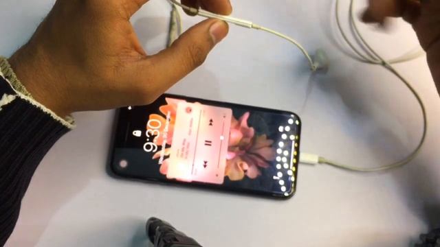 Hidden Inbuilt Sensors in Apple Earphones 🔥🔥 Tricks with Apple Wired Headphones смотреть онлайн