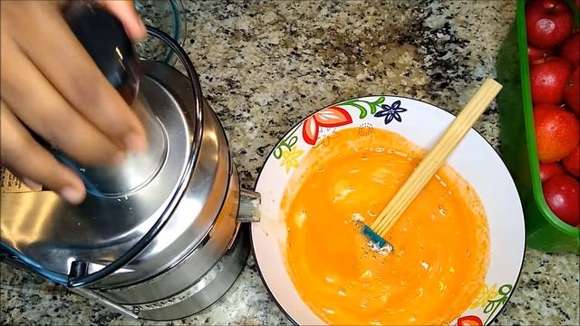 HOMEMADE APPLE JUICE WITH GREEN GRANNY SMITH, RED GALA APPLE & CARROTS смотреть онлайн