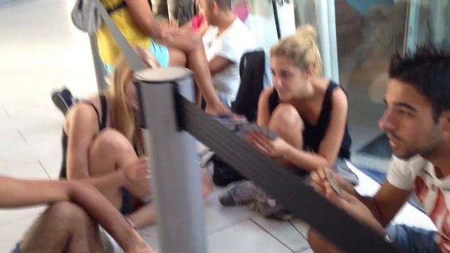 Apple Store: Inaugurazione al Centro Commerciale "Le Befane" (Rimini) - video realizzato con iPhone смотреть онлайн