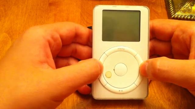A look at the first iPod EVER. смотреть онлайн