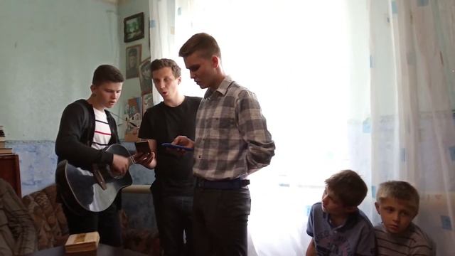 В двери закрытые поздней порой кто-то стучит смотреть онлайн