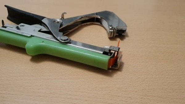 Tapetool - how to replace tape and staples. Hand tying machine replace tape and staples.