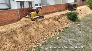 Строительство насыпной дороги. Разравнивание грунта бульдозером