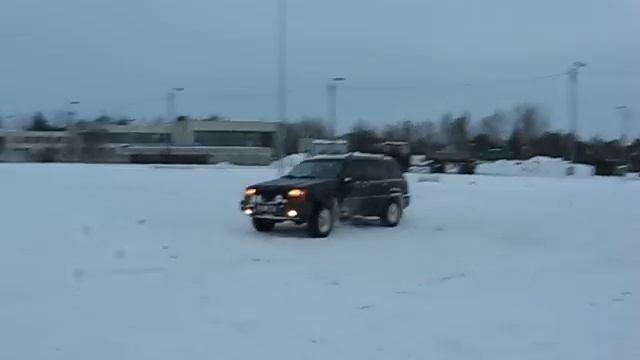 Jeep Grand Cherokee 5.2 V8 Limited drifting on snow ride Biturb смотреть онлайн