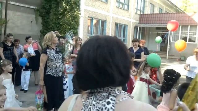 В детском саду на выпускном......Шарики выпускают дети... смотреть онлайн