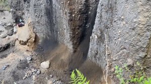 Строительство, масштабные раскопки заняли много времени что разрушить скалу