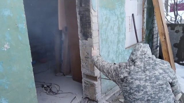 РЕМОНТ СТАРОГО ДОМА/9 СЕРИЯ/ ШПАТЛЕВКА, ОБОИ, НОВАЯ ВХОДНАЯ ДВЕРЬ смотреть онлайн