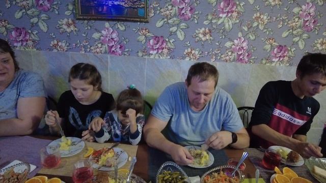 МУКБАНГ Пюрешка  с котлеткой/большая семья/MUKBANG Puree With Cutlet / Big Family /