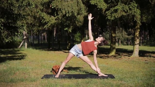 Yoga Pause im Stehen _ Rücken mobilisieren & Verspannungen lösen _ 10 Min. Office Break ohne Hände