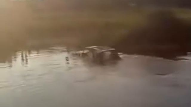 WOW! Russian UAZ jeep goes under water смотреть онлайн
