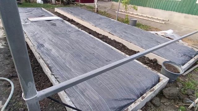 Что придумали то и будет😊 Палки помогалки 😏 Сделали грядки и высадили клубнику🍓🍓🍓 смотреть онлайн