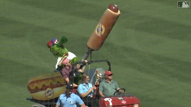 Phillie Phanatic's hot dog t-shirt cannon breaks: 3/7/2023 смотреть онлайн