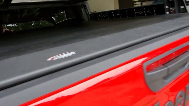 Jeep Gladiator Tonneau Cover with Bed Rack смотреть онлайн