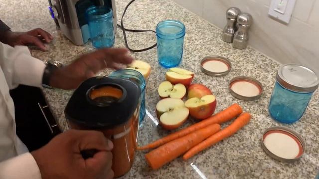 Juicing Carrot, Apple and Ginger - How We Clean Our Gut After Thanksgiving смотреть онлайн
