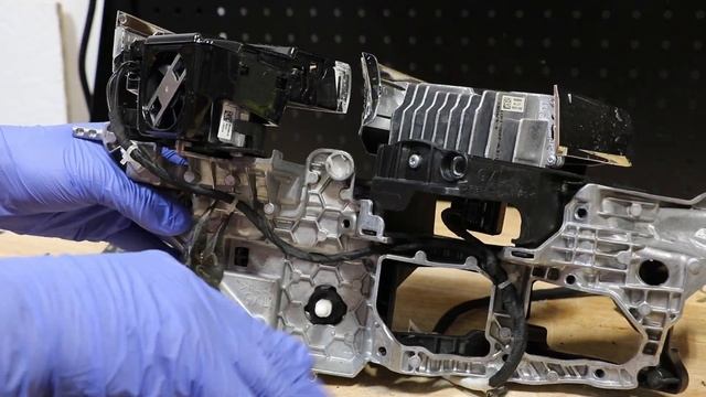 2018-2020 Range Rover Velar OEM LED Headlight Disassembly смотреть онлайн