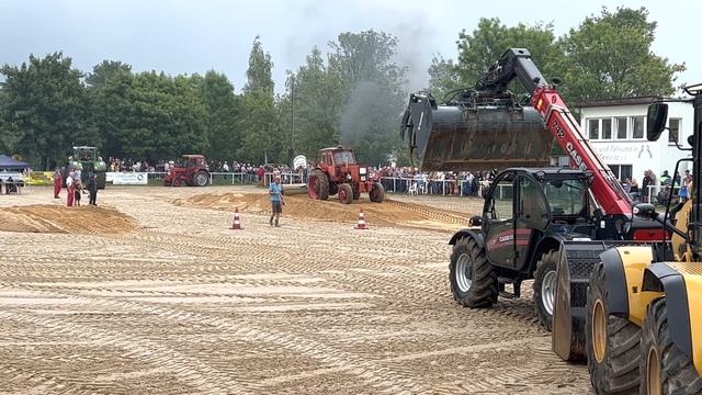 Belarus Traktor MTS 52 schaltet beim Walze ziehen смотреть онлайн