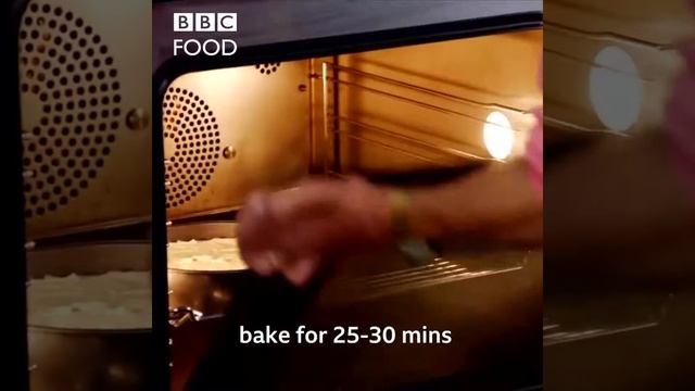 Mary Berry's Apple Sandwich Cake Recipe 🎂 смотреть онлайн