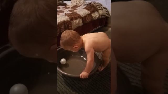 Мальчик купается смотреть онлайн