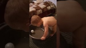 Мальчик купается