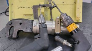 Зенкование гнезд под потайные головки заклепок выполняется упором ограничения глубины зенкования.