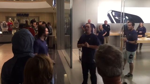Apple Store in Santa Rosa opens for iPhone 7 & Apple Watch 2 смотреть онлайн