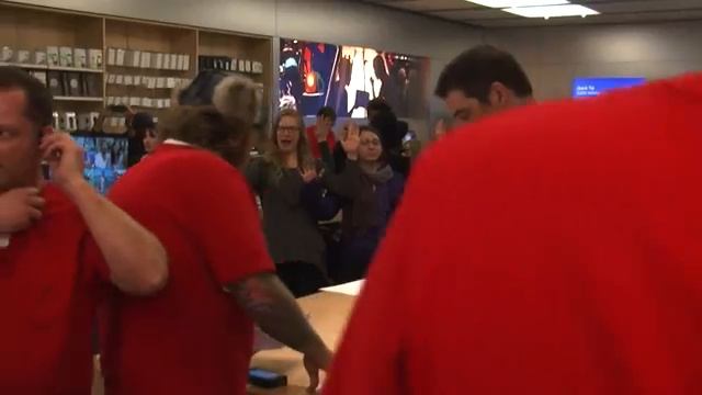 Man breaks my camera during Apple Store die-in смотреть онлайн