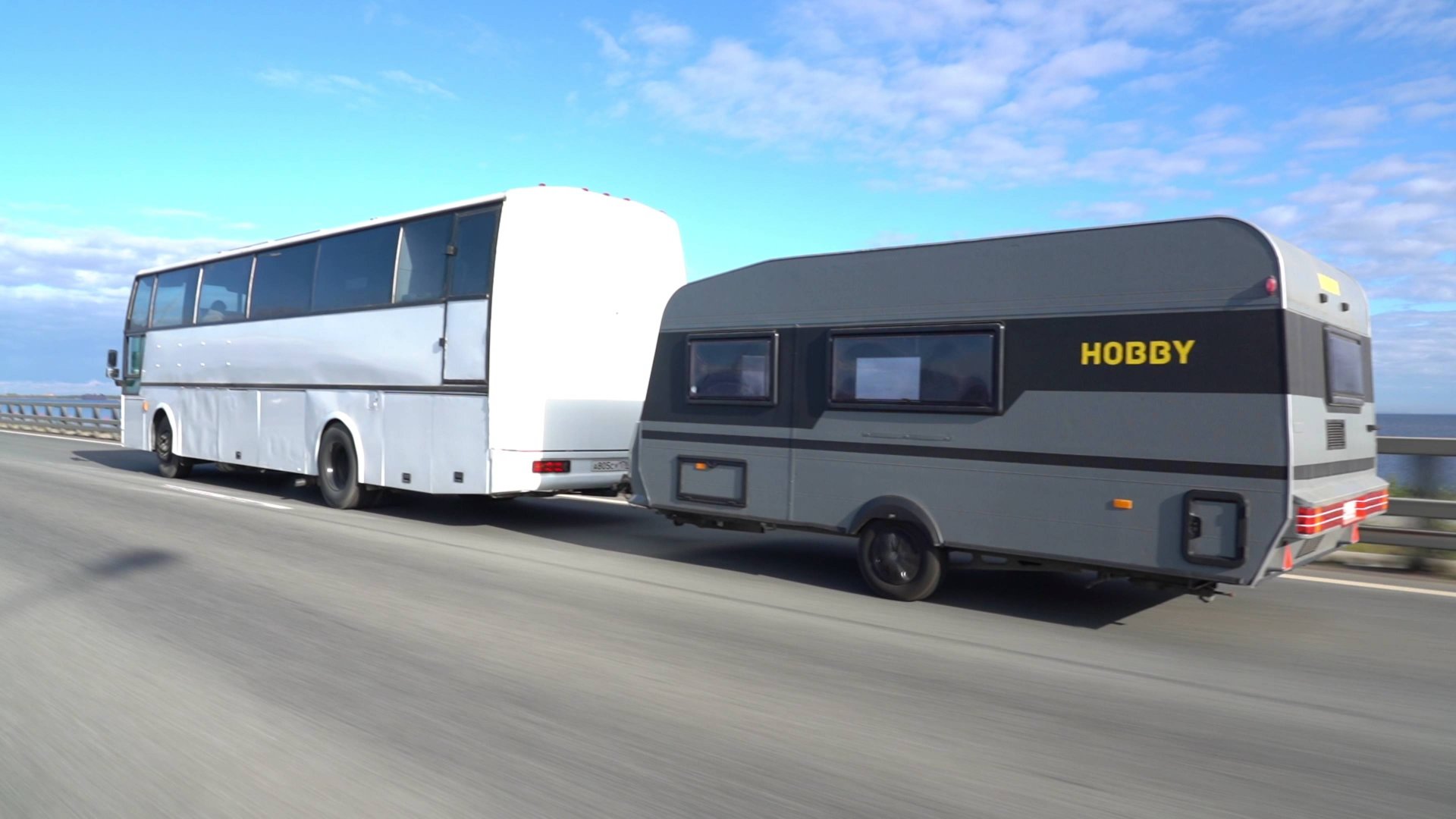 Приварили КАРАВАН к ДОМУ на КОЛЁСАХ и ПОЕХАЛИ! смотреть онлайн