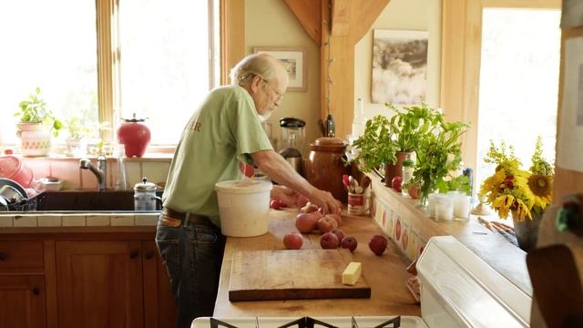 John Bunker's Apple Pie | Kitchen Vignettes | PBS Food смотреть онлайн