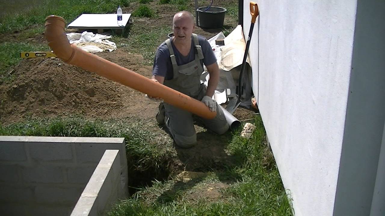 Монтаж канализационной трубы и перегородок септика