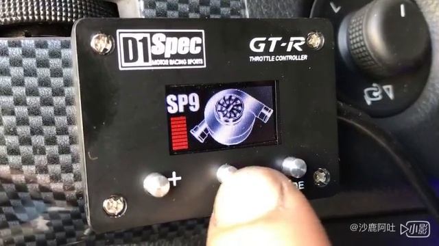 LUXGEN U6 TURBO 改裝 D1 spec系列產品，2017年新款電子油門控制器，電子油門加速器+廢油回收桶、廢氣回收筒+幫助散熱消泡桶+負極接地線五條組含鋁合金陽極電瓶架 смотреть онлайн