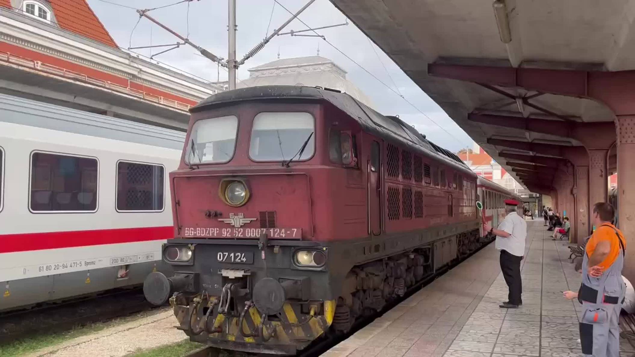 Тепловоз ТЭ109 в Болгарии, отправление со станции с поездом смотреть онлайн