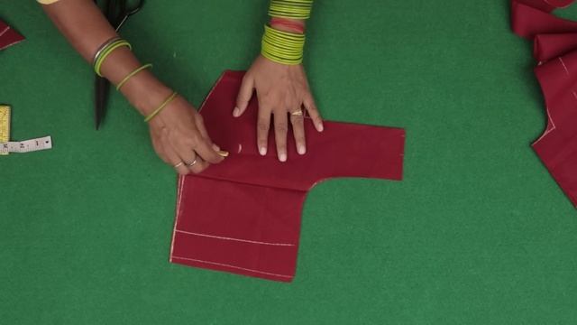 नाप के बिना ब्लाउज कटिंग करना सीखे Perfect Blouse Cutting in Hindi | 4 Tucks Blouse смотреть онлайн