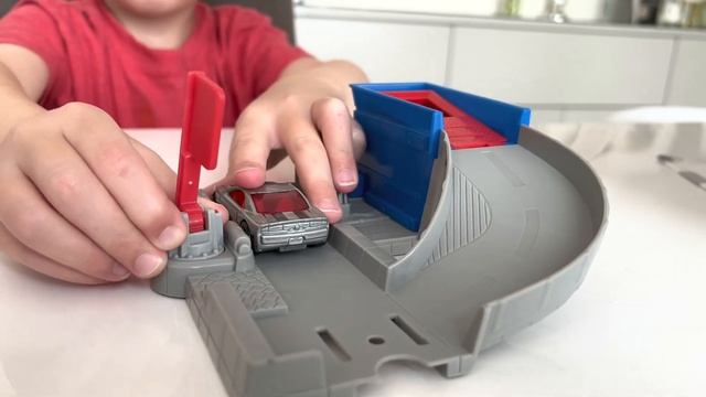 HOT WHEELS CITY TOLLBOOTH TAKEDOWN! OPEN / BUILD IT / PLAY! LINCOLN ADDS A NEW SET, "OLD SCHOOL"! смотреть онлайн