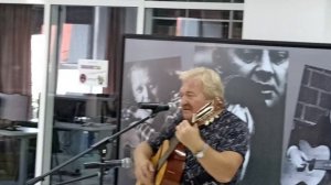 Знаменитая песня Юрия Визбора. Идет по взлетной полосе мой друг Серёга