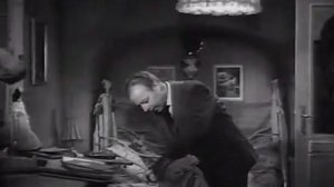 Человек проходит сквозь стену