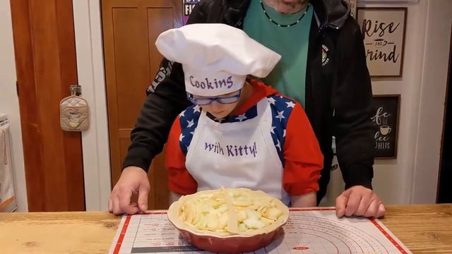 Kitty Bakes an Apple Pie смотреть онлайн